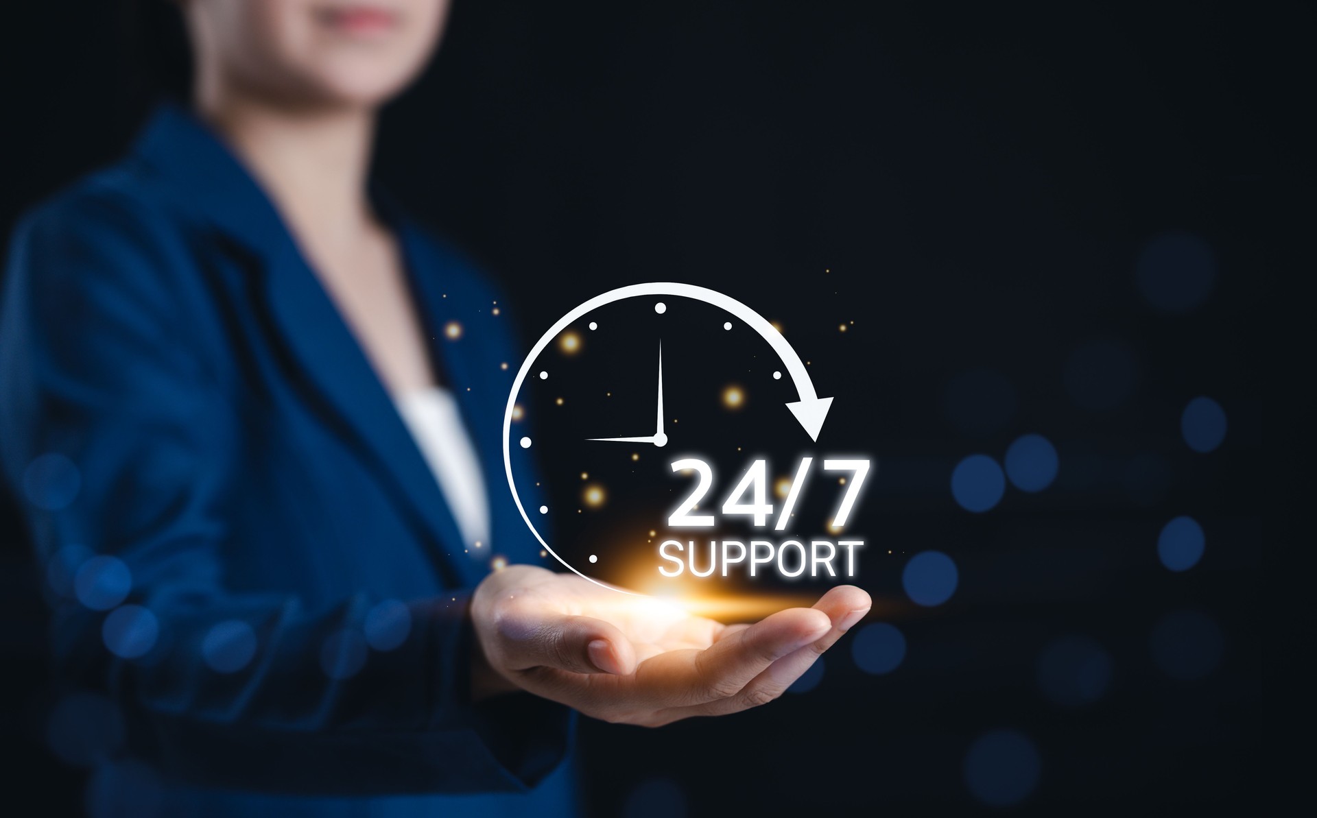 Concept de service d’assistance continue 24h/24 et 7j/7. La femme d’affaires présente une icône lumineuse représentant le support client 24h/24 et 7j/7, symbolisant l’assistance non-stop, le service d’assistance téléphonique et les solutions d