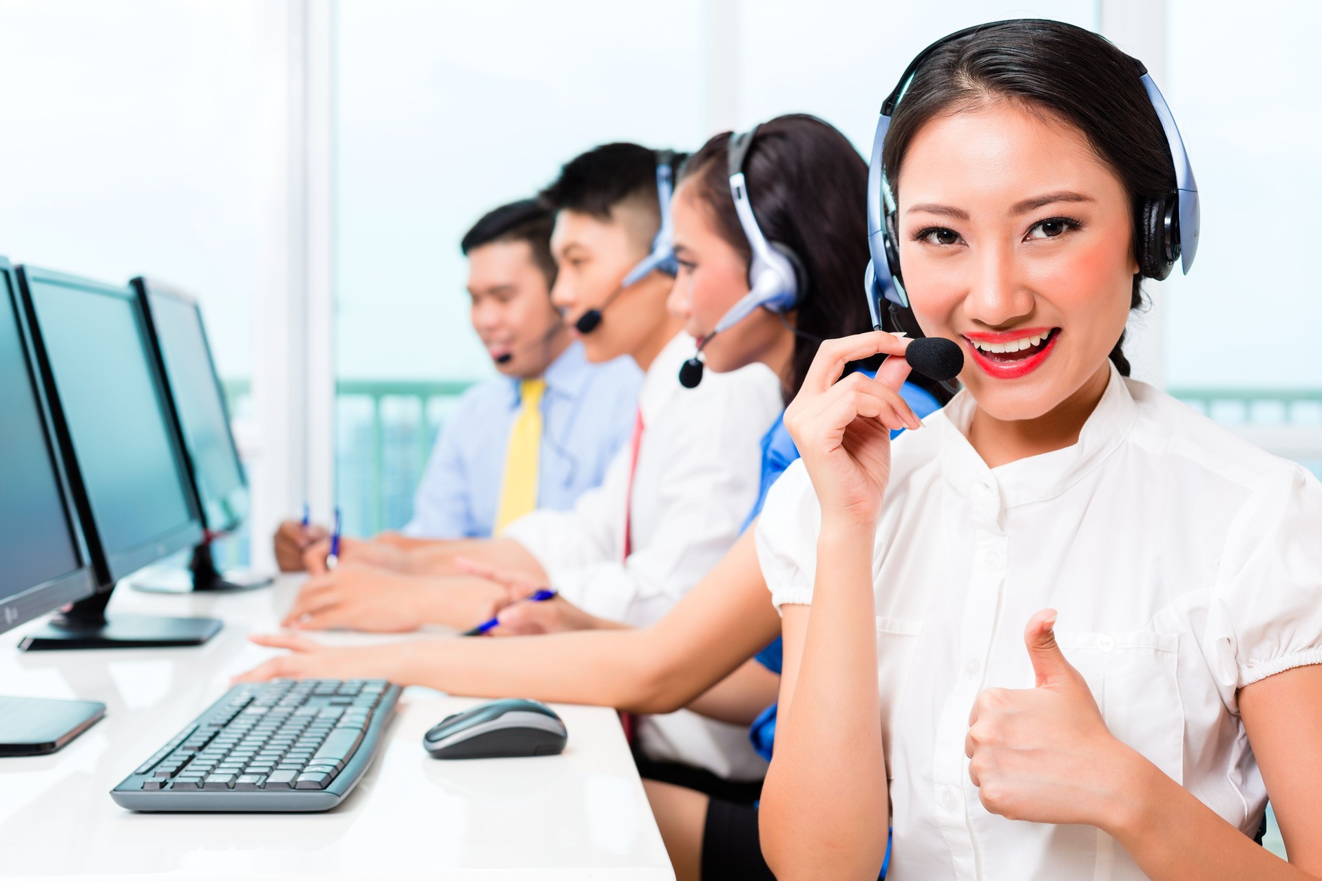 Équipe d’agent de centre d’appels chinois d’Asie au téléphone
